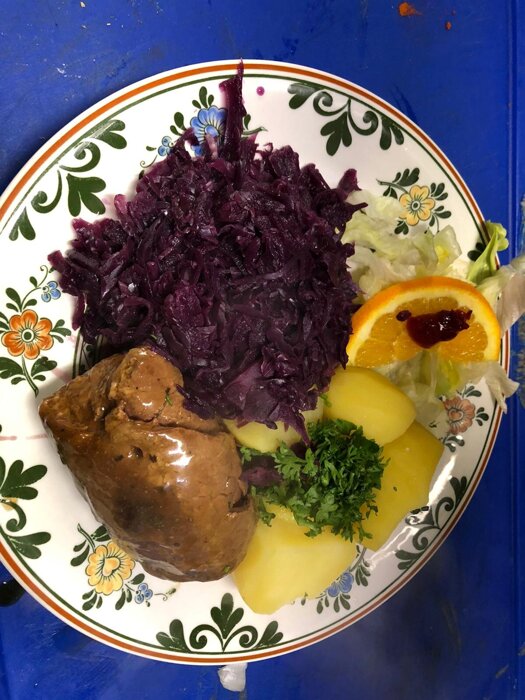 Rinderroulade vom Bio-Highland-Rind mit Apfelrotkohl, Salzkartoffeln und Bratensauce.