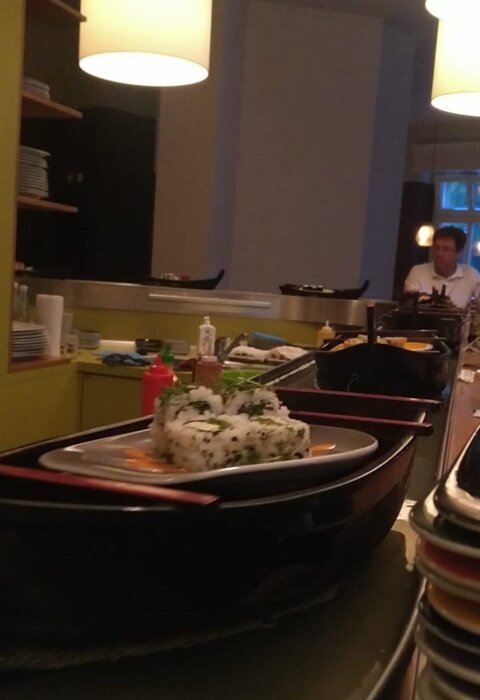 Sushi auf den kleinen Booten