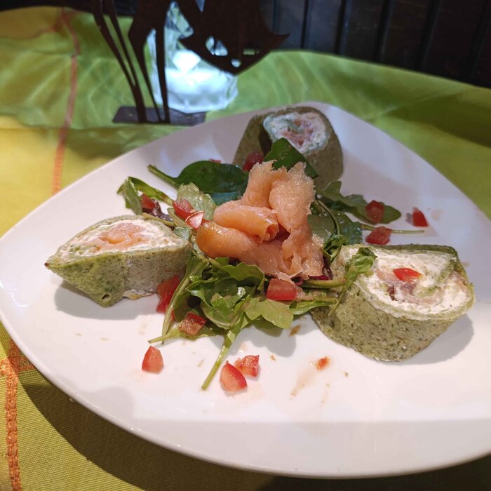 Räucherlachsröllchen im Spinatcrepesmantel