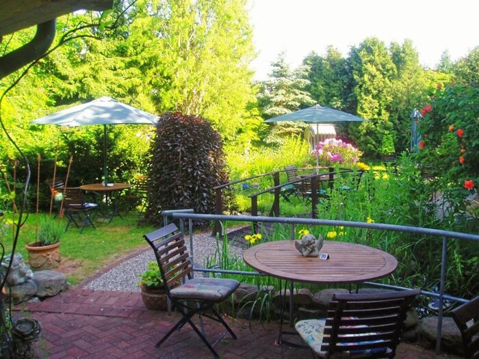 im Sommer läd der Kaffeegarten zum Verweilen ein.