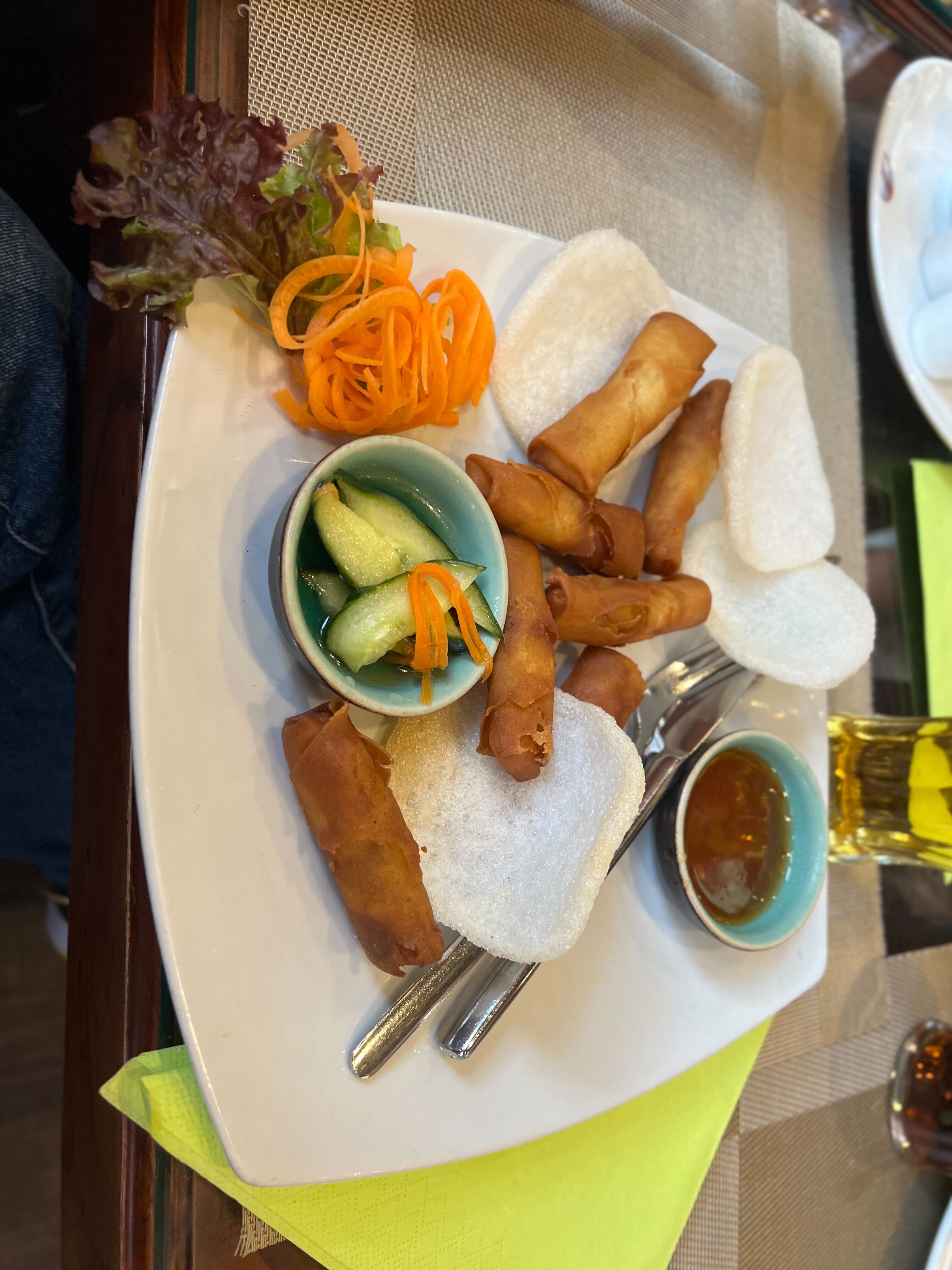 Minifrühlingsrollen mit Krabbenchips