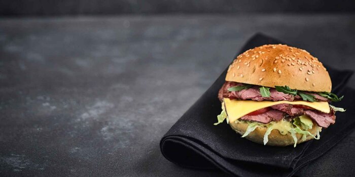 Brioche Burger Bun mit Pastrami