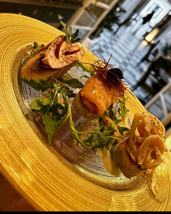 https://www.poseidon-ingolstadt.de  3 Wünsche auf einem Teller!   Knoblauchbrot verfeinert mit Calamari -salat, Räucherlachs und griechischem Kaviarcreme Püriert Taramas!  Guten Appetit 
