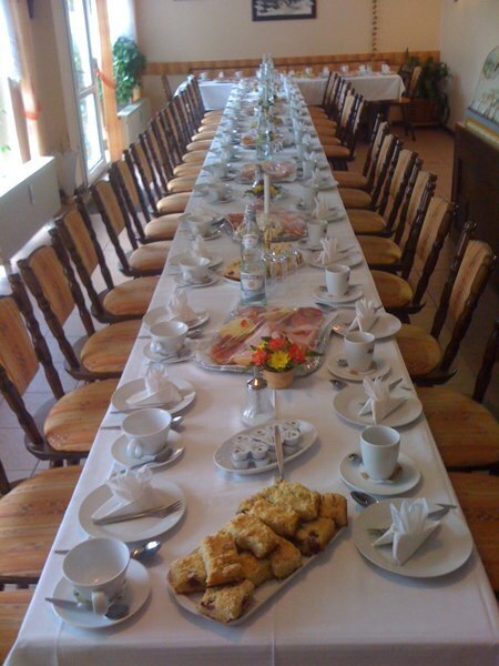 Tafel für eine Trauergesellschaft