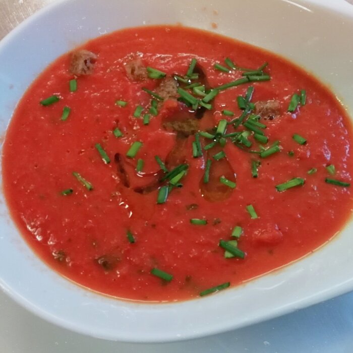 Tomatensuppe mit Kräutern