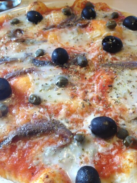 Pizza Napoli mit extra Gorgonzola