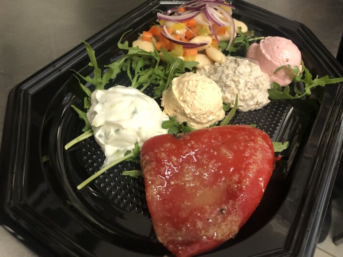 kalte Platten für 1 Person , vorspeisen .! zaziki taramas auberginencreme Käsecreme Salat riesenbohnen salat parika mit feta-käse und frischer kräutern gewürzt.! Tel:0841/34967