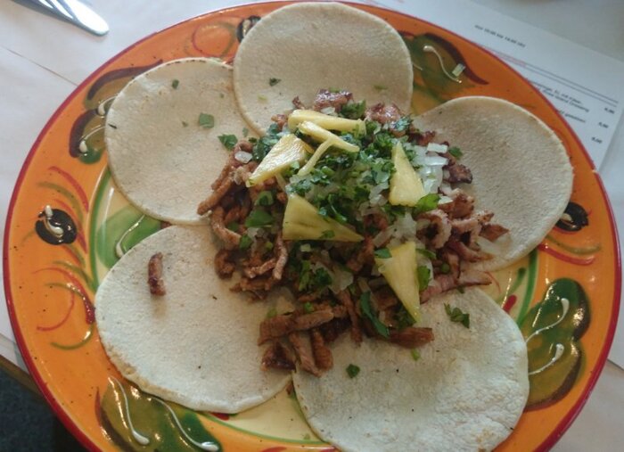 Tacos al Pastor auf einem Teller, wie man ihn auch in einem typisch mexikanischen Restaurant vorfinden würde. Authentisch und sehr lecker!