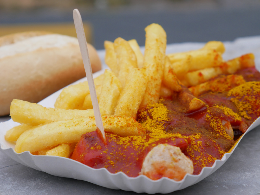 Currywurst mit Pommes – Der Berliner Klassiker bei Curry at the Wall 