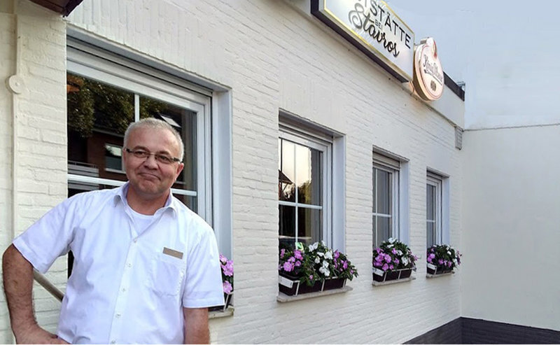 Der Wirt Stavros Stamatis vor seiner Gaststätte „Bei Stavros” in 33335 Gütersloh (Friedrichsdorf).