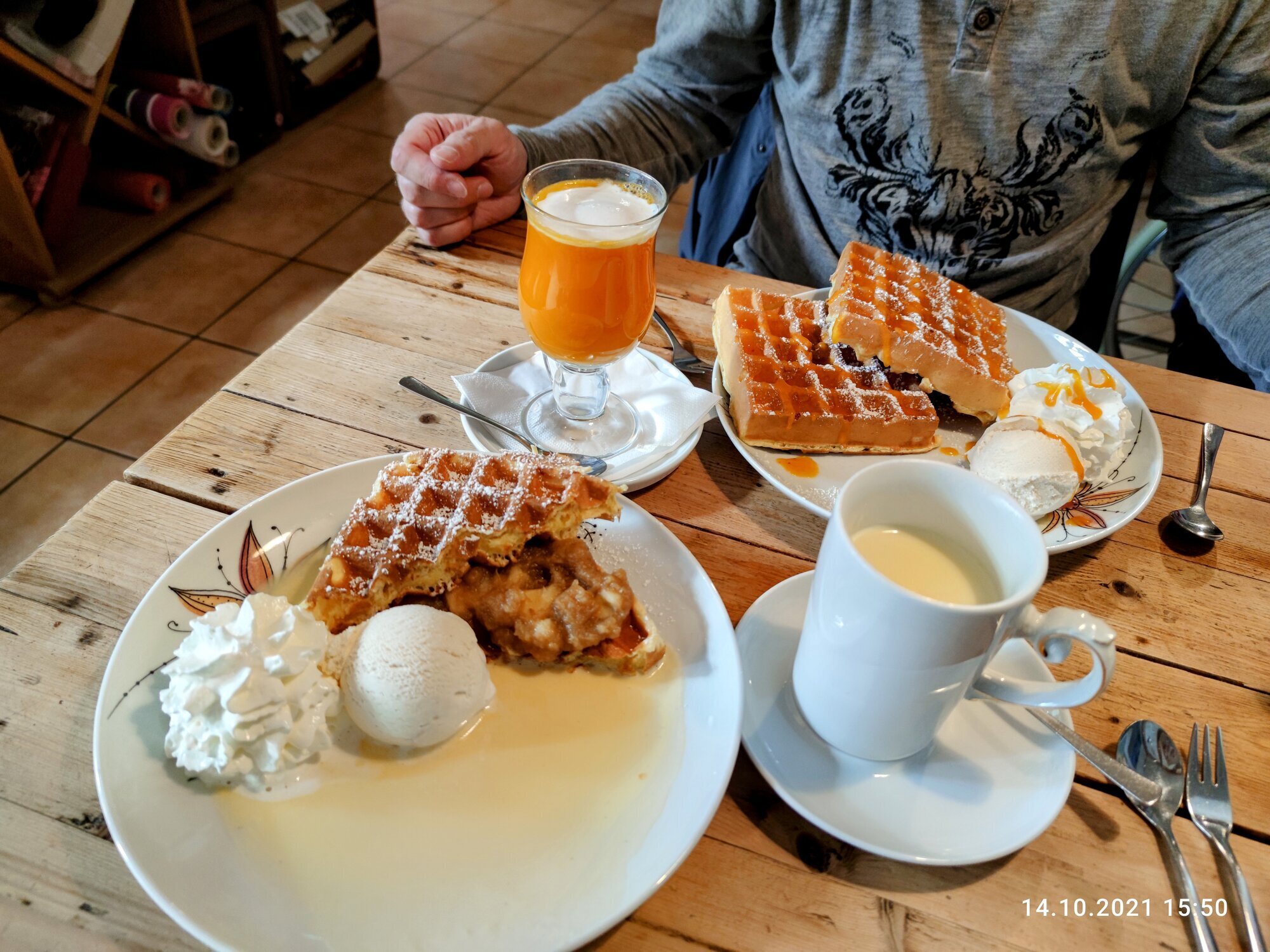 So leckaaa, Waffeln mit Sandornsoße, Eis, Vanillesoße oder Waffeln mit Apfelstrudelfüllung...dazu eine weiße Schokolade mit Sahne oder ein heißer Sandorn.