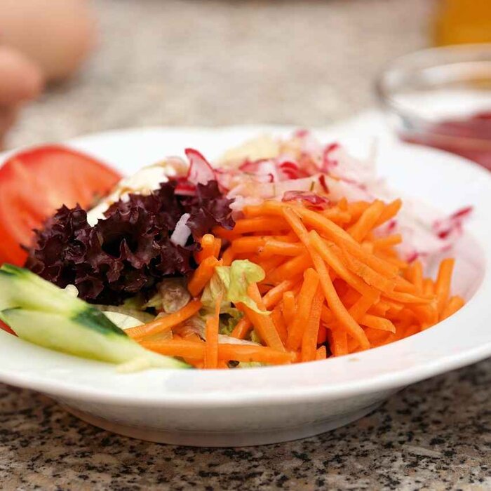 Beilagensalat, verschiedene knackige Salate mit Vinaigrette