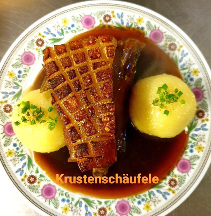 Krustenschäufele mit hausgemachten Kartoffelklößen