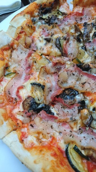 Pizza Antipasti mit Bacon und Dinkelteig!