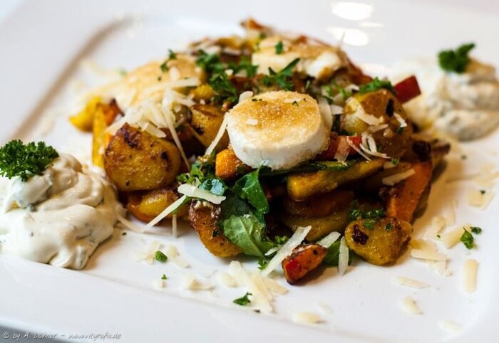 Kürbis-Kartoffelpfanne mit Ziegenkäse