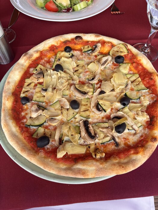Leckere vegetarische Pizza ohne Auberginen