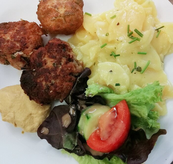 Hausgemachte Berliner Bouletten mit Kartoffel-Gurken-Salat