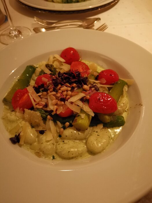 Gnocchi mit gegrilltem grünen Spargel Kräutersauce I Kirschtomaten I Pinienkerne I Parmesan
