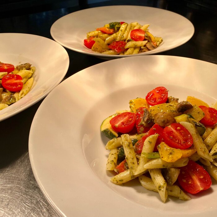 Penne-Nudeln mit Pesto und Grillgemüse