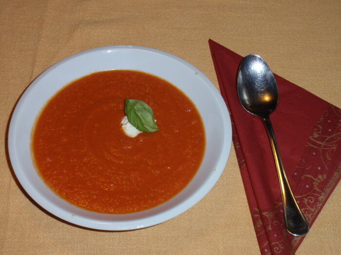 Tomatensuppe mit Kräuterfrischkäse 
mediterrane Art