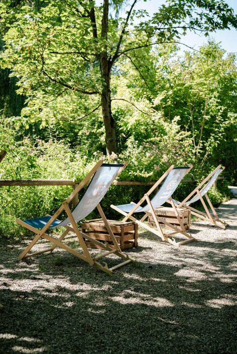 Puchheimer Bürgerstuben Liegestühle am Teich