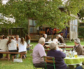 Während der Biergartensaison finden regelmäßig Open-Air-Konzerte statt.