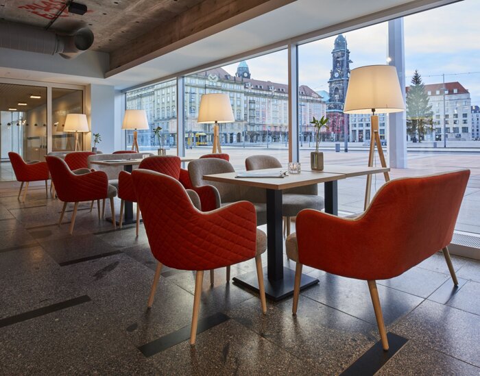 Loungebereich mit Blick auf den Altmarkt Dresden