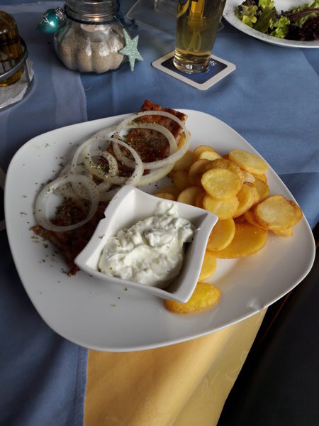 Gäste jeden Alters fühlen sich wohl im Zorbas,ob bei einem Salat oder einem Seniorenteller.