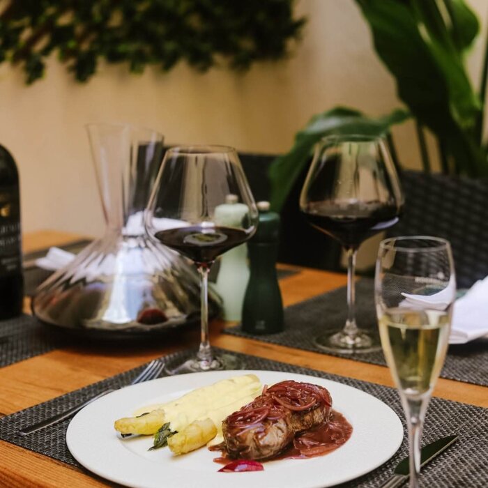 Rumpsteak mit Zwiebeln und Spargel mit Holländischen Sauce 