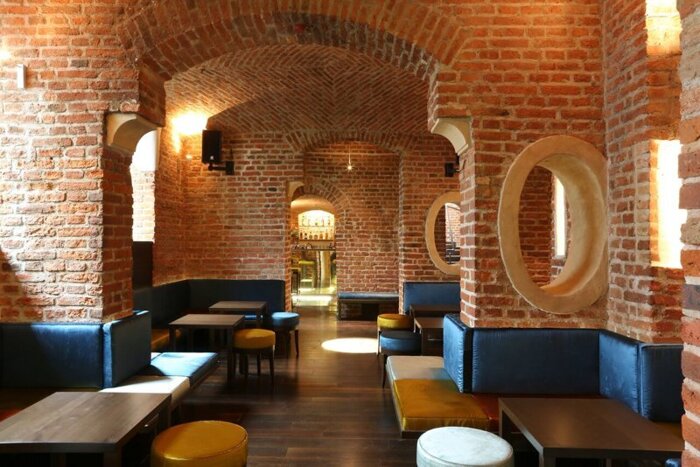 KYMA München, Restaurant Interior, stylishe Mauer, Mauerwerk