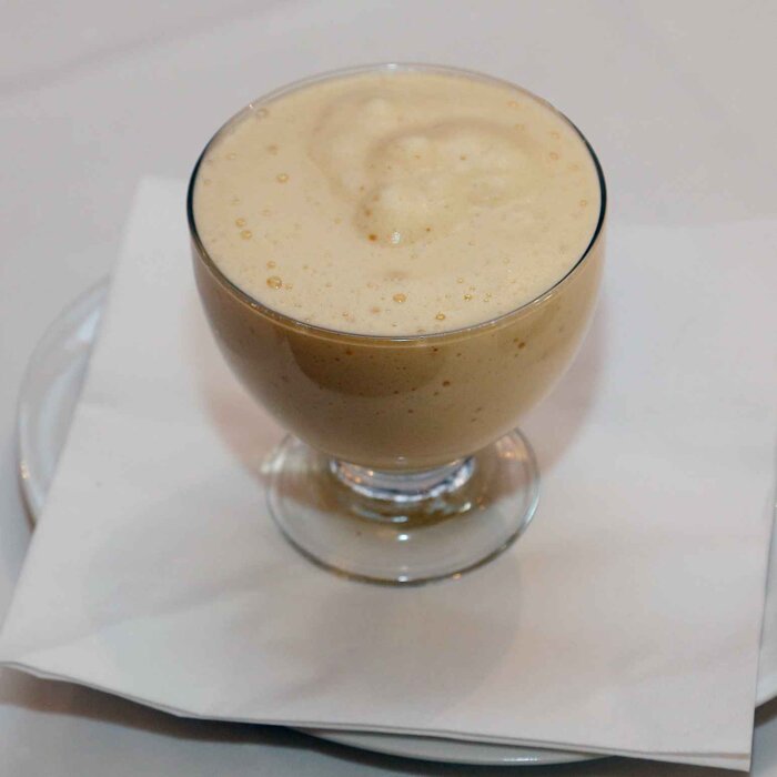 Hausgemachte Zabaione - luftig, warm und direkt am Tisch serviert - ein echter Klassiker bei Ristorante La Cantina Rosso