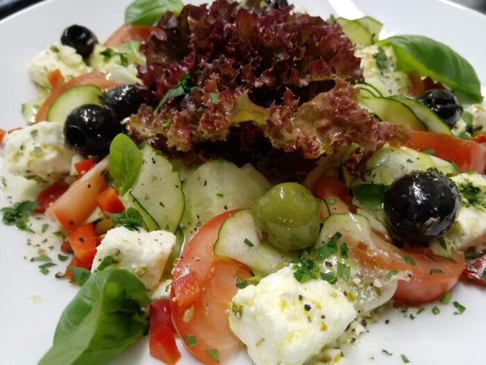 Bunter Salat mit Oliven und Fetakäse