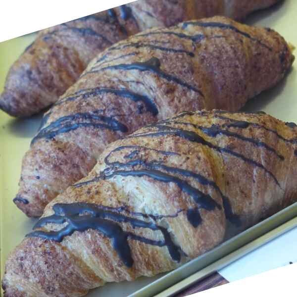 Nuss- Nougat Croissant in der Auslage der Kondorei + Bäckerei