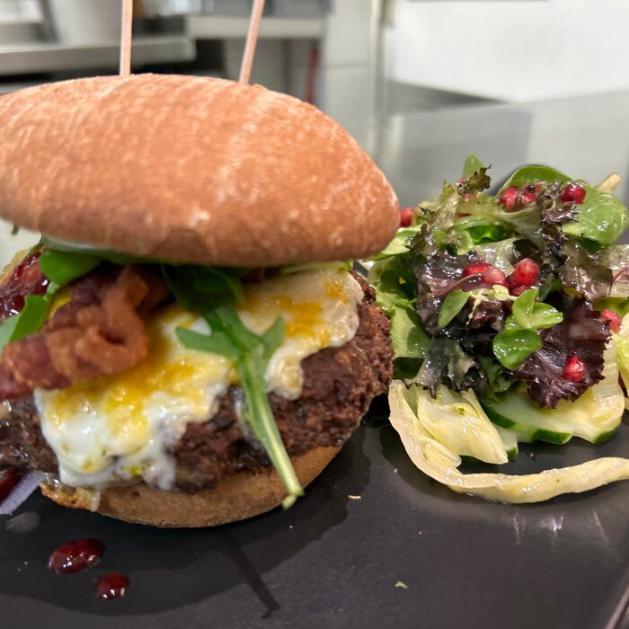 Kati immer Dienstags
Rindfleischburger mit Salat 
