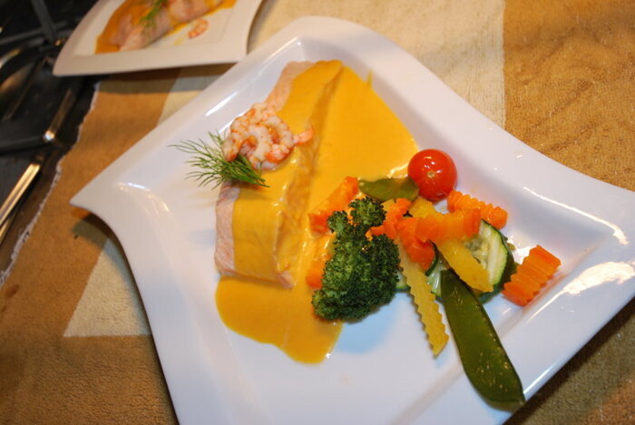 Lachs an Safransoße mit Gemüsebouquet