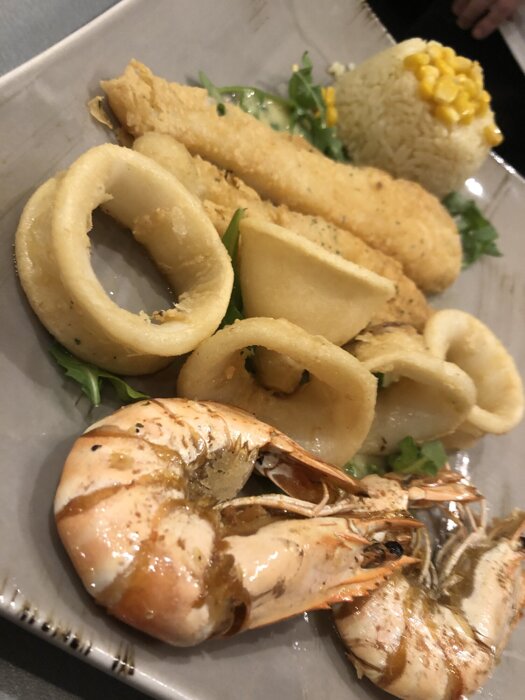 Fischplatte, Kalamaria, Fischfilet, Scampis mit reis, Sauce und grünem Salat.!Restaurant Poseidon Ingolatadt Tel:0841/34967