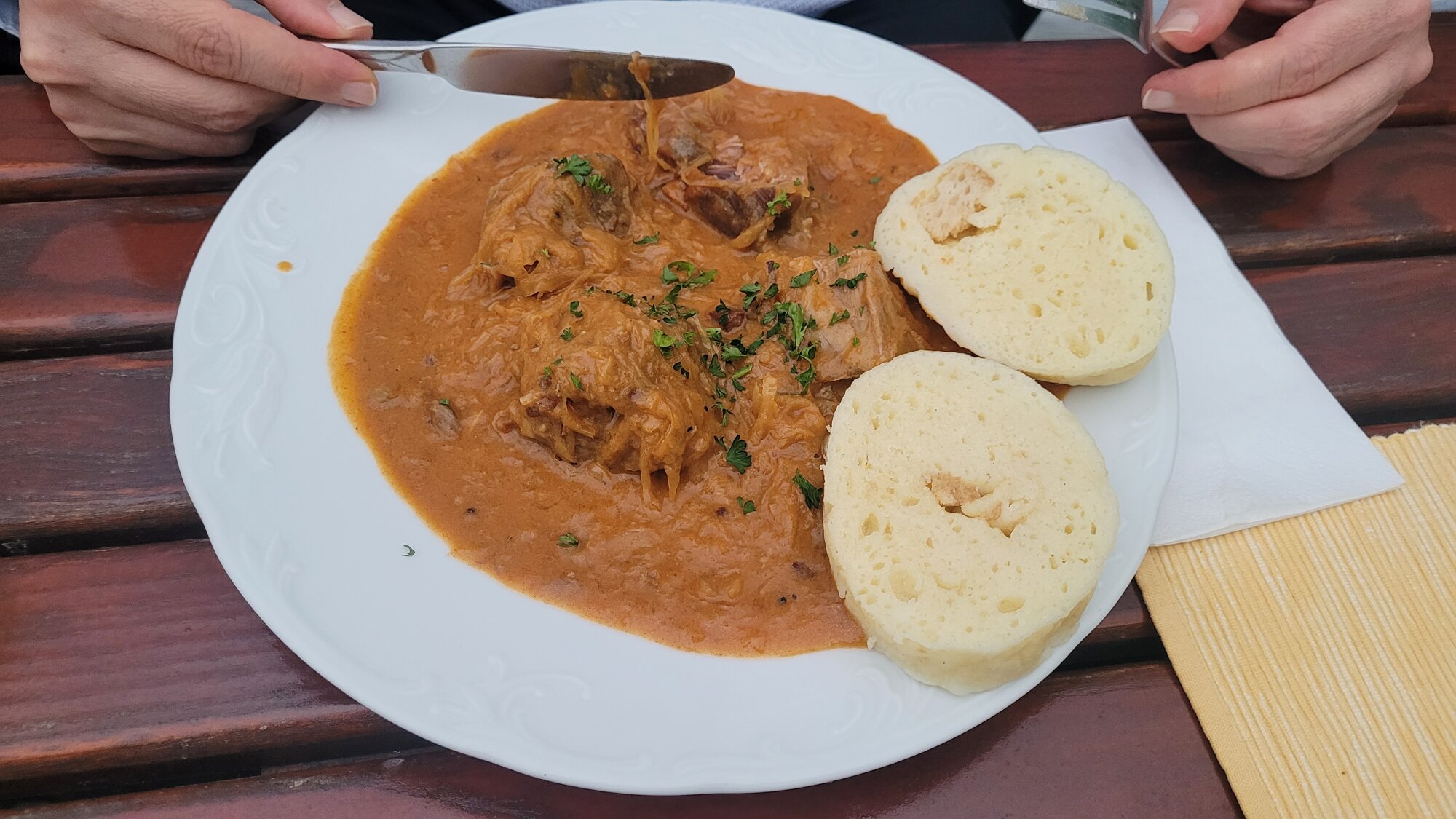 Szegediner Schweinegulasch mit böhmische Semmelknödeln