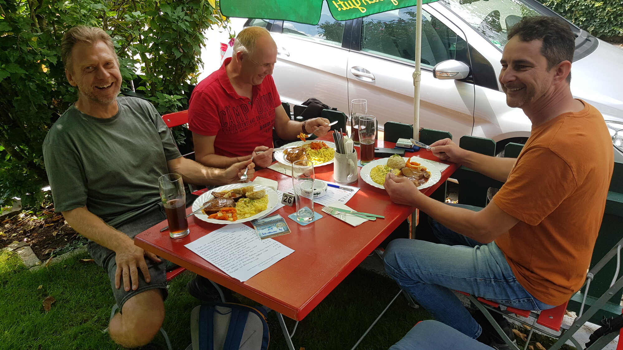 Die Radlfreunde "harter Kern" beim Ochsenbraten Essen