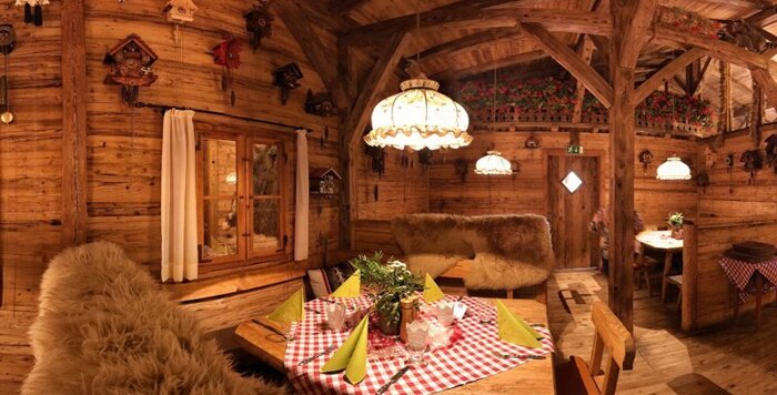 uhrenstube - tisch - gedeckt- holz- kuckucksuhren.jpg