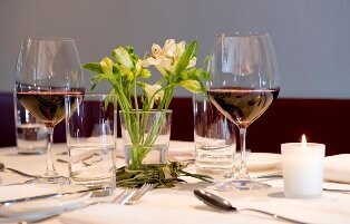 Gedeckter Tisch und Wein im Restaurant Huber, München