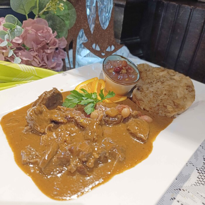 Hackbraten vom Rehbock mit Waldpilzsauce, Trauben-Chutney und Servittenknodeln