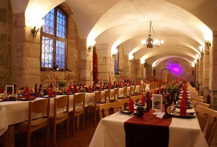 Kreuzgewölbe Saal ritterliche Tafeley mit freier Trauung im romantischen Garten