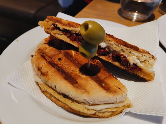 Bolo de Caco - Sandwich aus Süßkartoffelmehl mit getrockneten Tomaten,Schafskäse und Honig