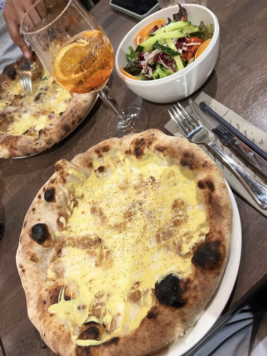 Pizza Carbonara mit kleinem Beilagensalat