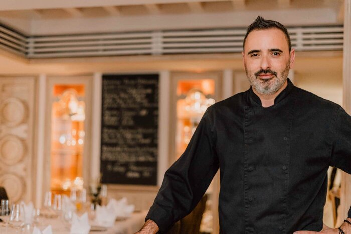 Luis Dias wurde 1972 in Portugal geboren. Früh lernte er seine Begeisterung für das Kochen im elterlichen Hotel- und Restaurantbetrieb kennen und verlor sein Herz an diese berauschende Welt der Aromen, Geschmäcker und Düfte. Hier konnte er seine Kreativit
