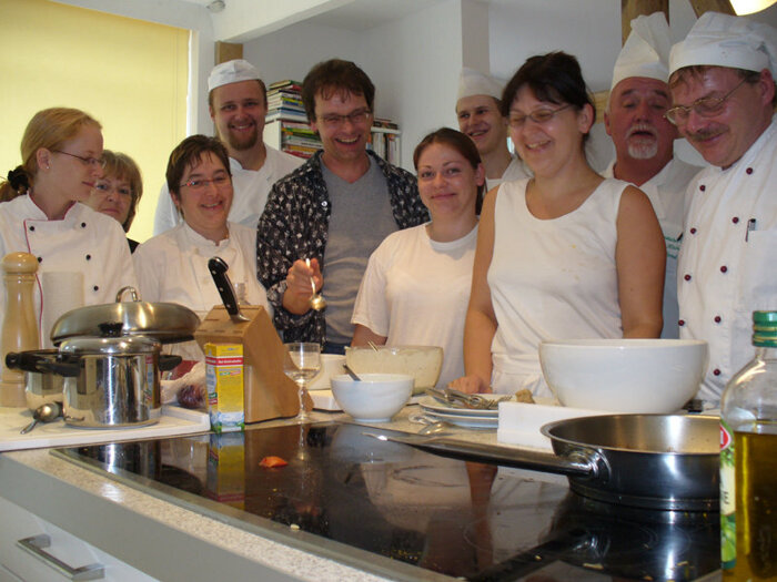 unser Köcheteam mit Friedrich Bohlmann bei Kochseminar