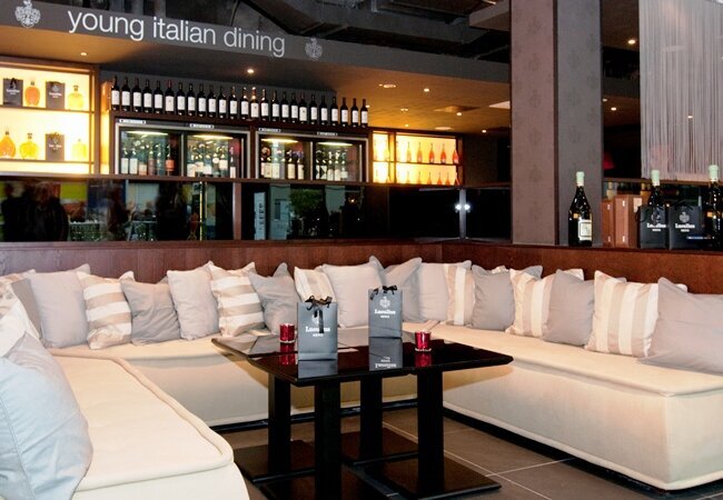 Gemütliche Sitzecke im Lucullus Nero THE SQUAIRE, Frankfurt-Flughafen