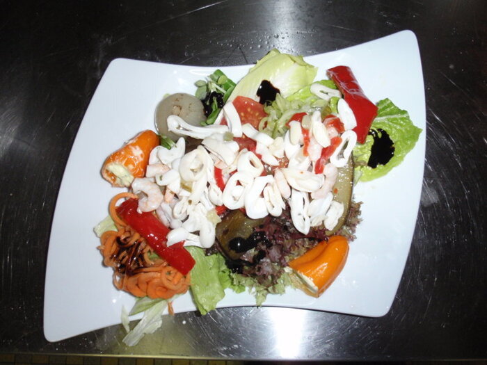 Calamari Salat
frischer Salat, hausgemachte Antipasti und Tintenfischfleisch