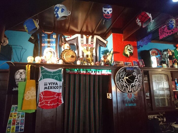 Egal ob hinter oder vor der Bar - alles original mexikanisch