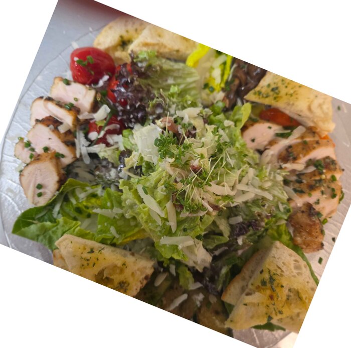 Salat Cesar,Hausdressing Hausgemacht und Kräuterbutter aus dem Garten